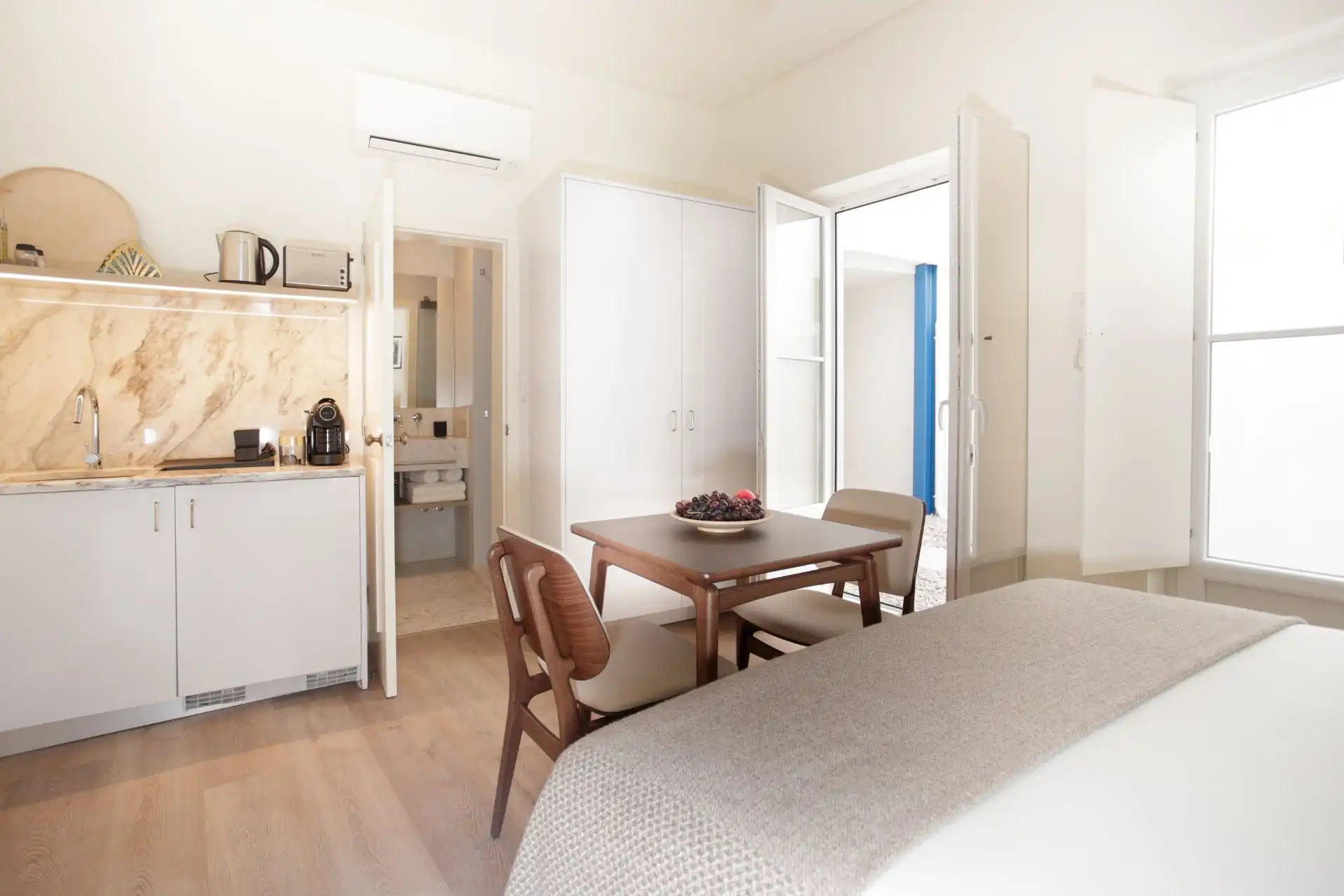Deluxe 1 bedroom suite with patio - Castelo